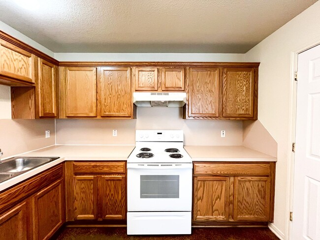 Building Photo - 1913 Charleston Ct