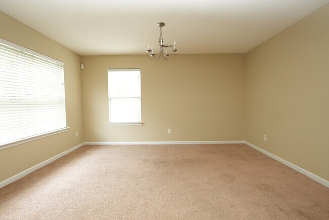 Building Photo - Spacious 4 bedroom home plus loft