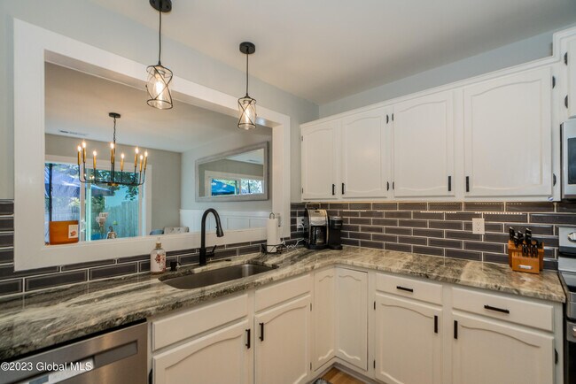 Building Photo - 18 Jaipur Ln