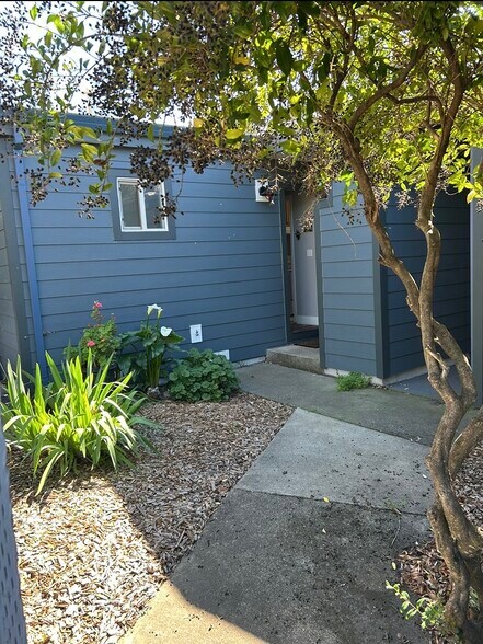 front entry - 17709 Sunset Way