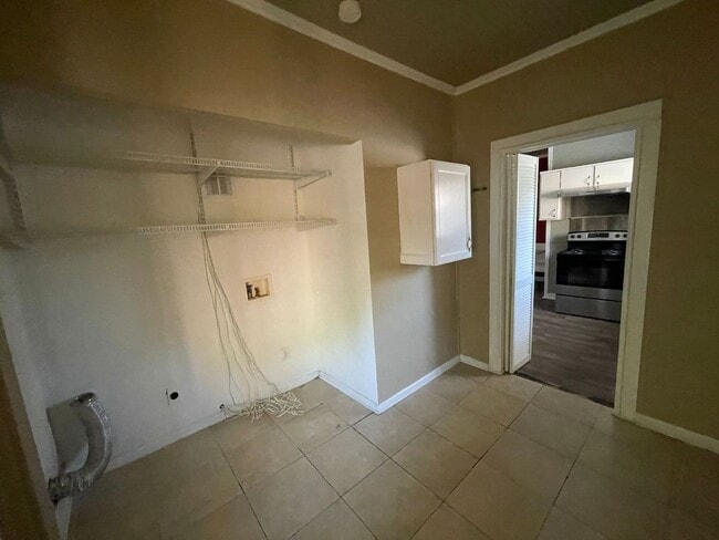 Building Photo - 4 bedroom 2 bathroom pet friendly house!