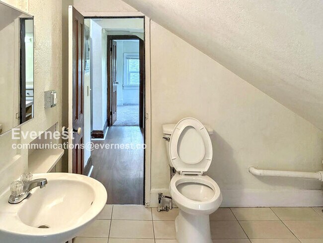 Building Photo - First Month Rent Free / Lovely 1 Bed, 1 Ba...