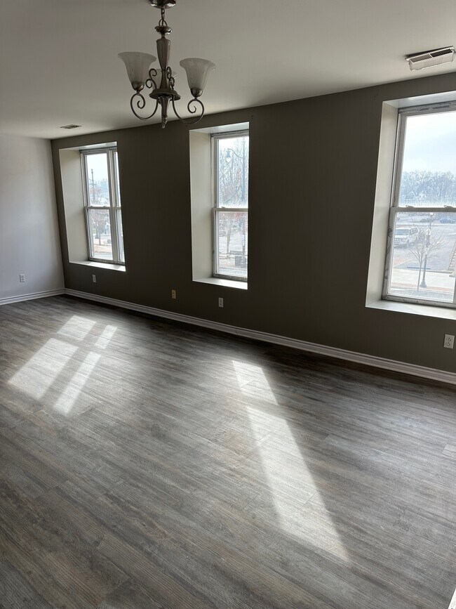 Building Photo - 1323 Winchester Ave