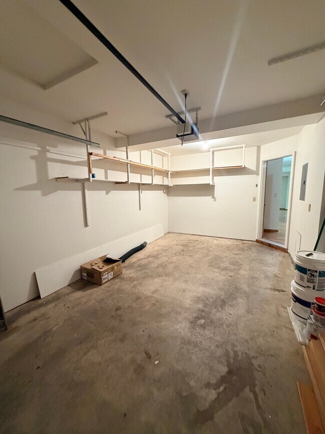 Building Photo - 705 S 15th Ave