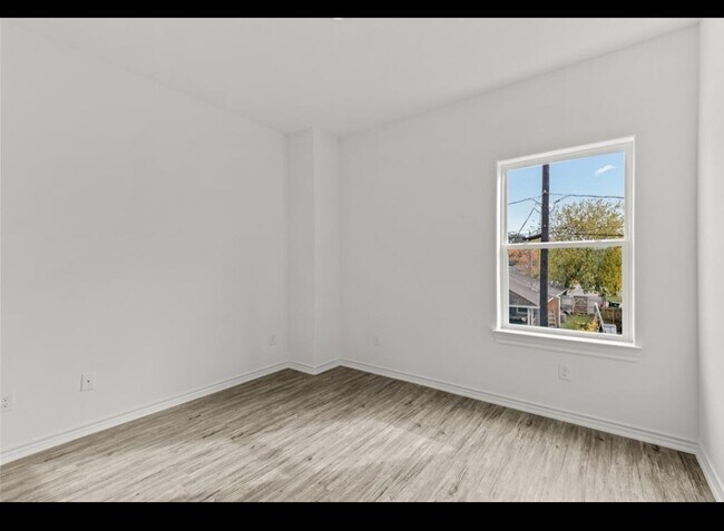 Building Photo - 3245 Real St