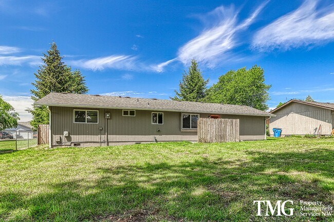 Building Photo - 2 Bedroom Duplex W/ attached garage in Was...