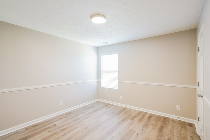 Building Photo - 347 Golfview Ln