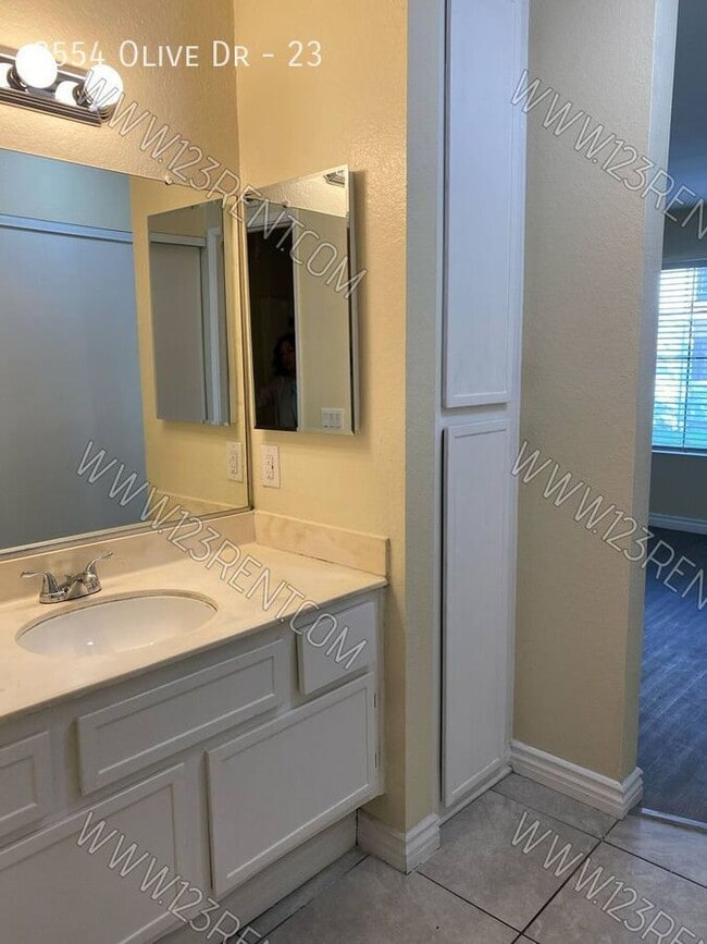 Building Photo - 2554 Olive Dr