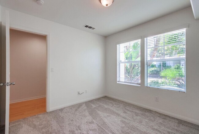 Building Photo - Available Now! Tri-Level 3 Bedroom 3.5 Bath Townhome!!