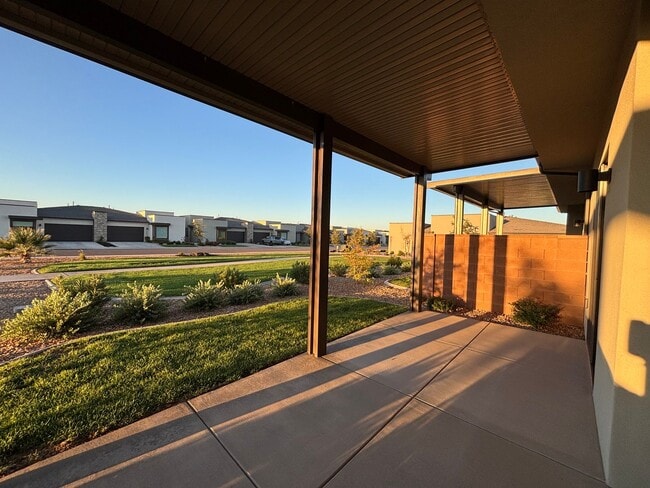 Building Photo - SPACIOUS PATIO HOME FOR RENT!