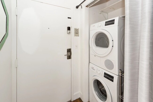 Building Photo - 350 King St