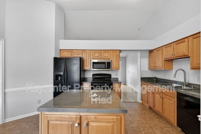 Building Photo - 10 Manor Ridge Ct