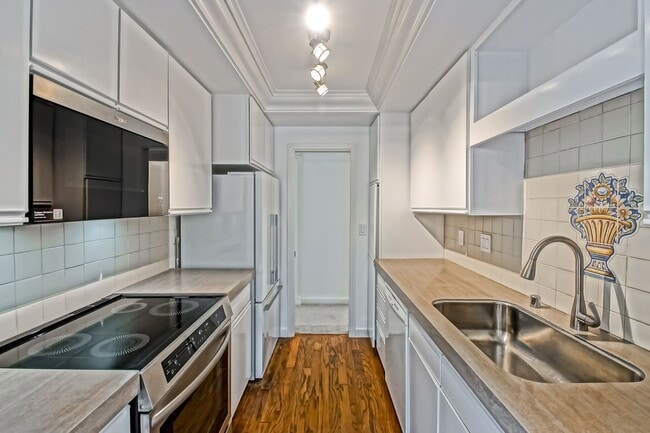 Building Photo - Newly Remodeled, Bright & Airy End Unit Condo in the beautiful "Villa Florenza" Complex in the he...