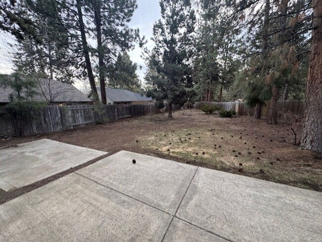 Building Photo - Family home just across from Pine Ridge el...