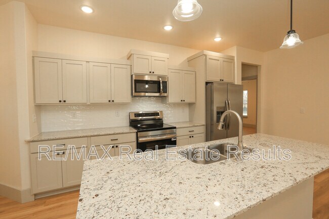 Building Photo - 655 N Genevieve Ave