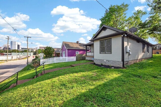 Building Photo - 907 11th Ave N