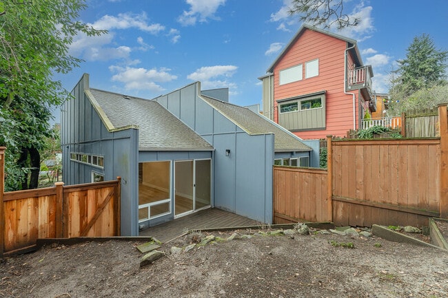Building Photo - 3614 Interlake Ave N