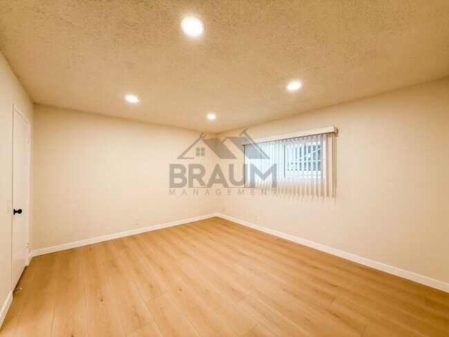 Building Photo - 11007 Hartsook St