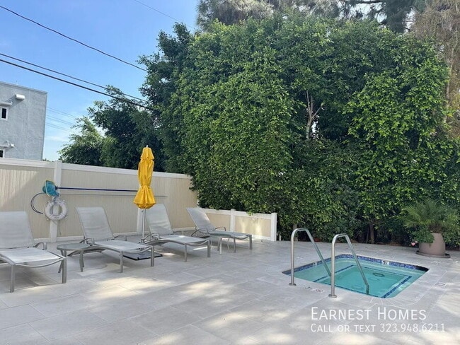 Building Photo - 8530 Holloway Dr