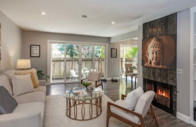 Building Photo - 3BD/2BA – Updated Condo in Coveted Downtow...