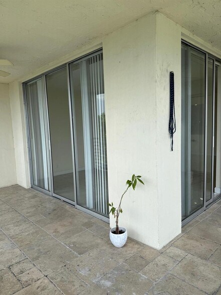 Building Photo - 9420 Poinciana Pl