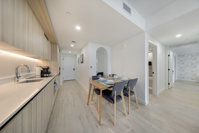 Building Photo - 225 N Miami Ave