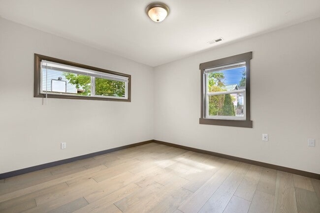 Building Photo - 6 Bedroom Home for Rent