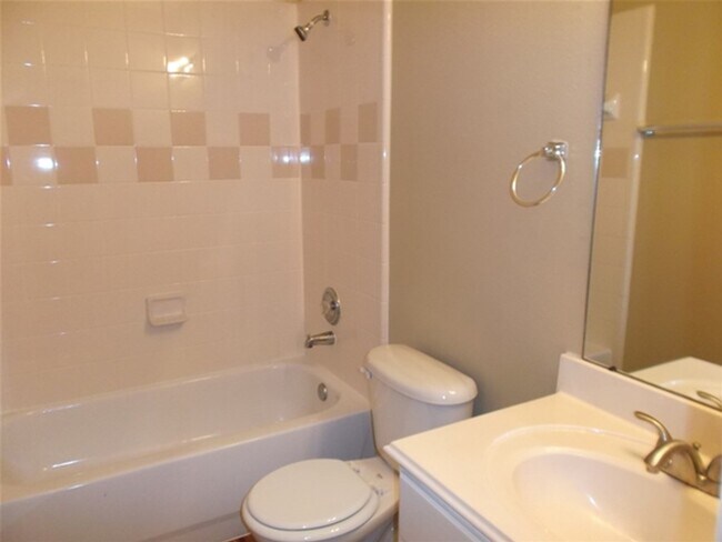 Building Photo - 1835 Manor Dr