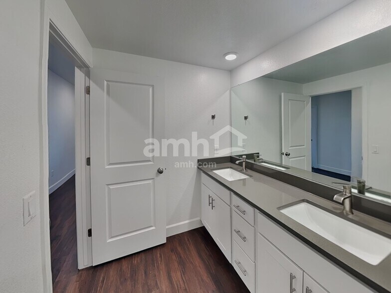 Building Photo - 14891 W 82nd Ave