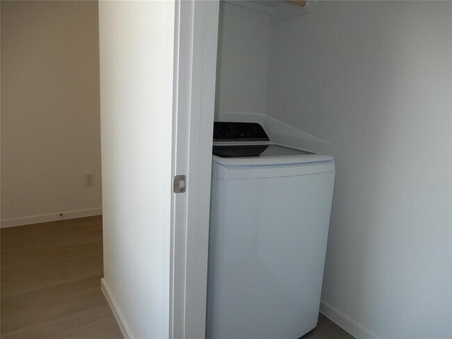 Building Photo - 21099 Santopadre St