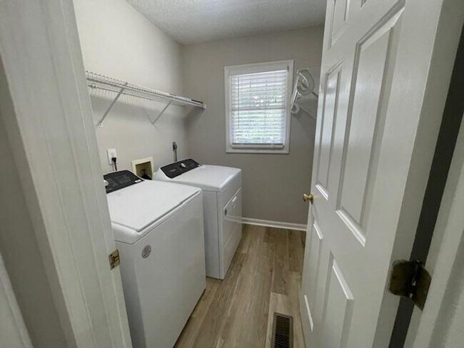 Building Photo - 210 Silk Hope Dr