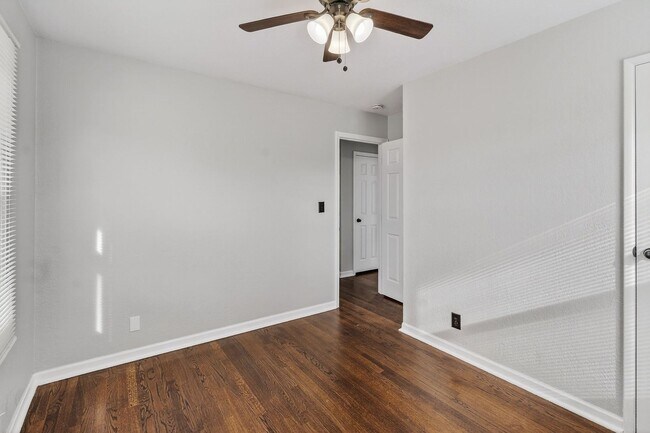 Building Photo - Hard-to-Find 6-Bedroom Home in Grandview!