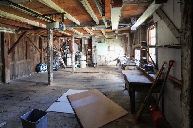 Building Photo - Beautiful 3-Bedroom Colonial on 1.3 Acres ...