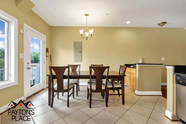 Building Photo - Townhome Style Condo with Parking