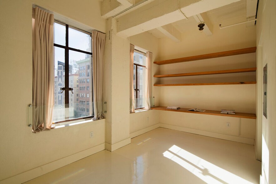 Building Photo - 6253 Hollywood Blvd