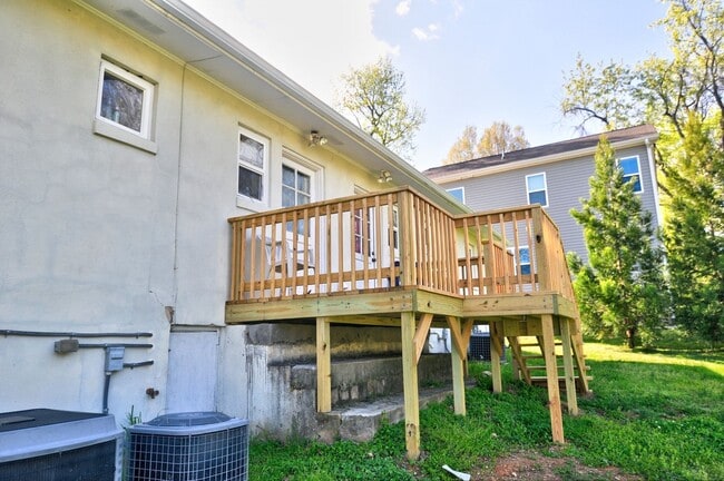 Building Photo - Cute 2 bedroom - Close to Downtown Carrboro and  UNC!