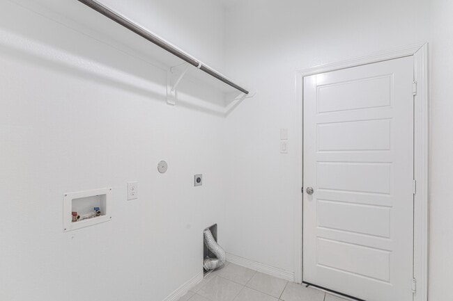 Building Photo - 3439 Cres Vista Dr