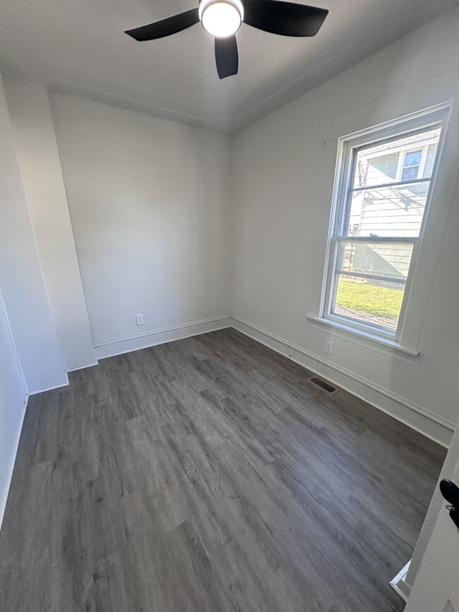 Building Photo - 223 E 27th St