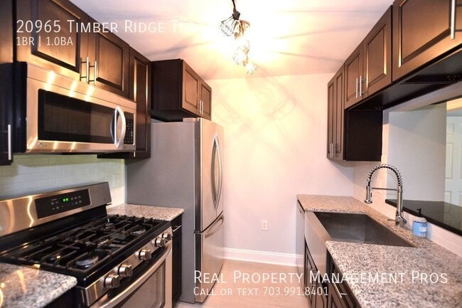 Building Photo - Beautifully Updated 3rd Floor Condo For Re...