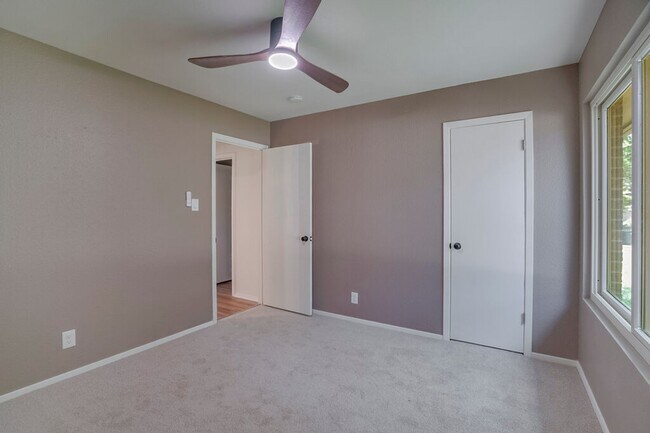 Building Photo - 606 Splitrock