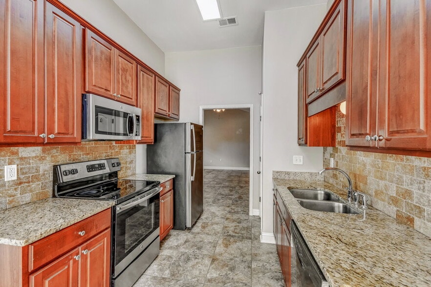 Building Photo - 2067 Edgewood Dr