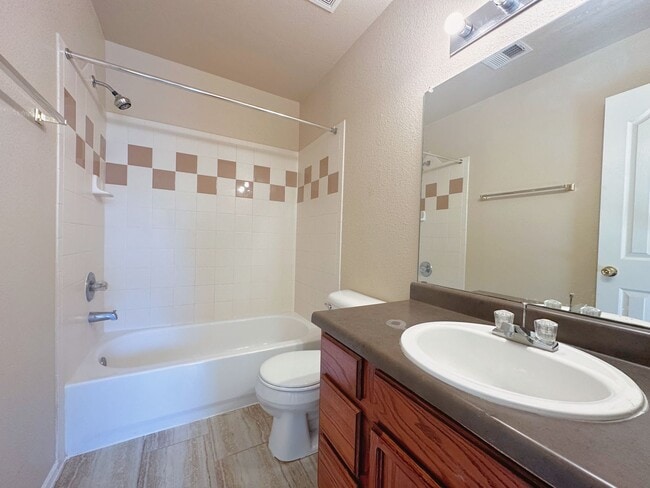 Building Photo - Eastside 3 Bedroom 2 Bath