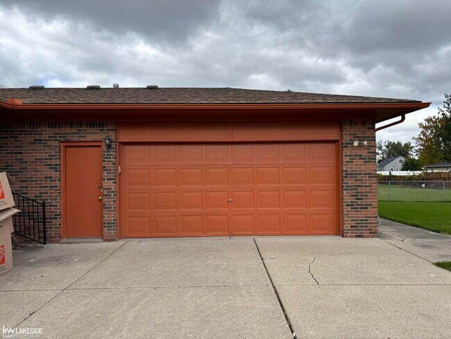 Building Photo - 37260 Rosebush St