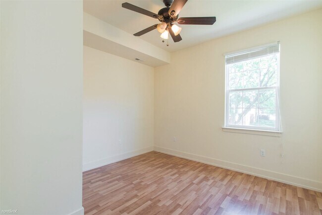 Building Photo - 2 br, 1 bath Triplex - 1501 MASTER ST Unit...