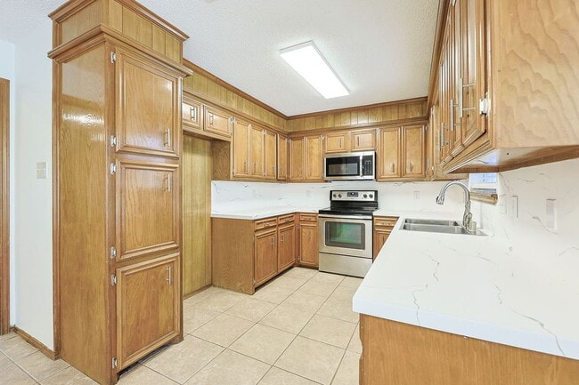 Building Photo - 3 Bedroom with updates