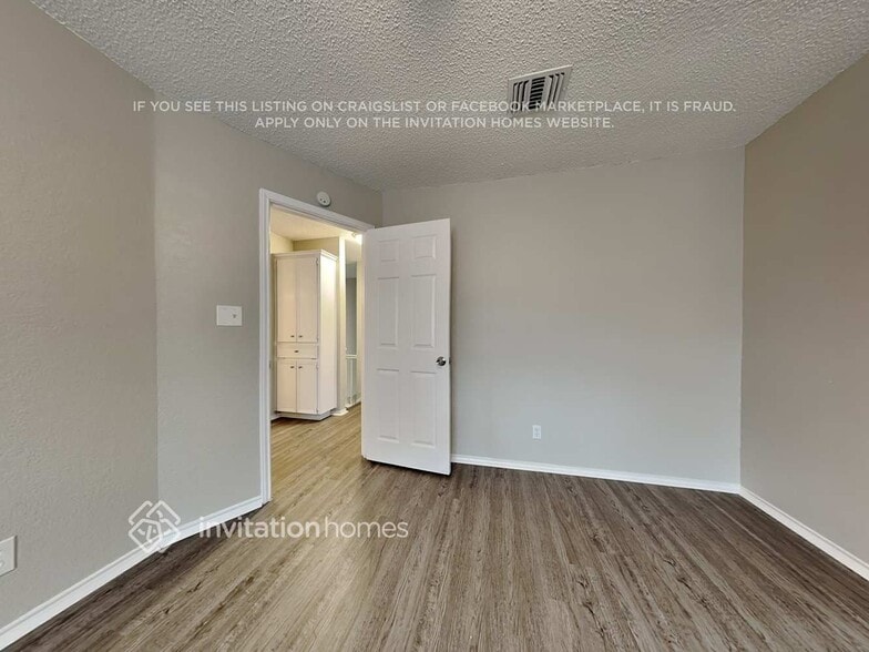 Building Photo - 1001 Apache Oaks Dr