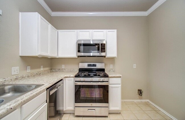 Building Photo - 6131 Scotchwood Dr