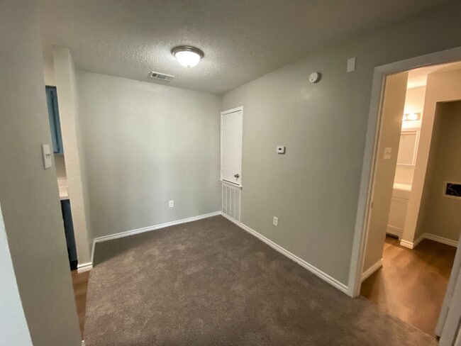 Building Photo - Charming Unit with Vaulted Ceilings & Fire...