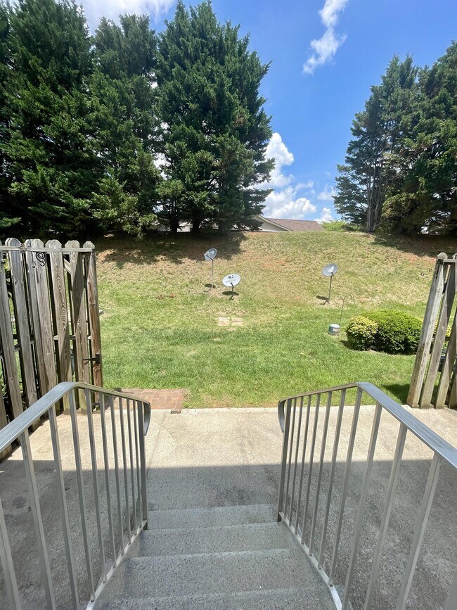 Building Photo - 1069 Blue Ridge View Cir