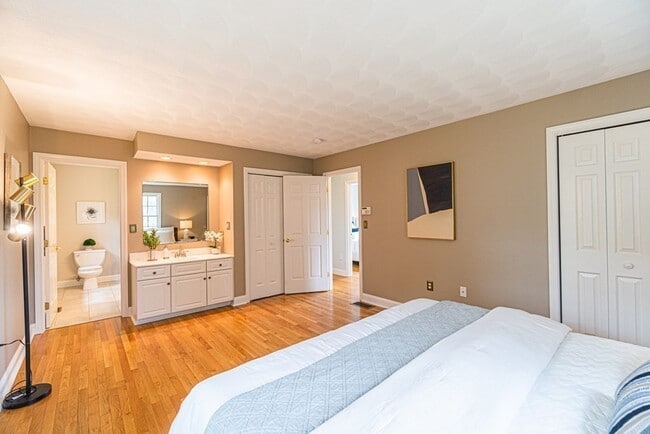 Building Photo - 32 Waltham St